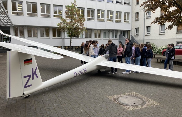 Segelflieger auf dem Schulhof